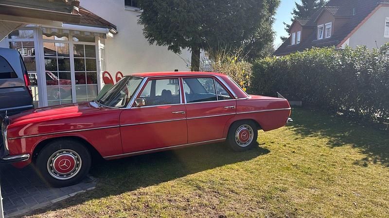 Gebraucht Mercedes 200 95 PS (69 kW) 1973 Rot Limousine