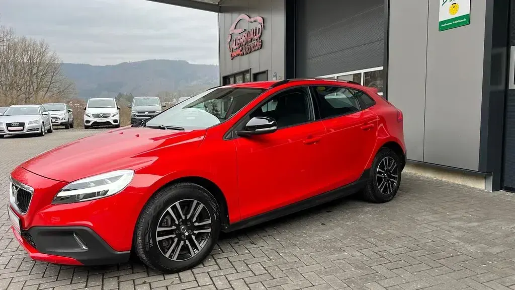 Gebraucht Volvo V40 CC Momentum 190 PS (139 kW) 2016 Rot Kombi
