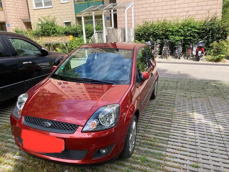 Gebraucht Ford Fiesta Ambiente 60 PS (44 kW) 2006 Rot Kleinwagen