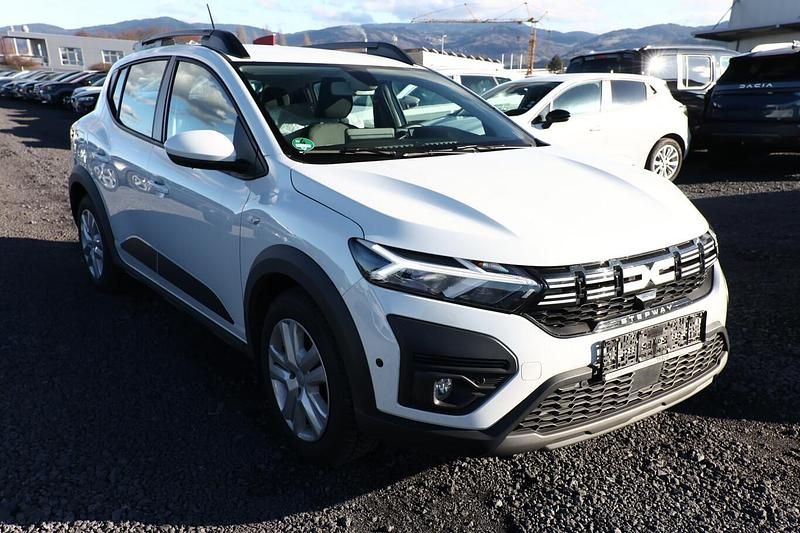 Gebraucht Dacia Sandero Expression 91 PS (66 kW) 2023 Gletscherweiß SUV