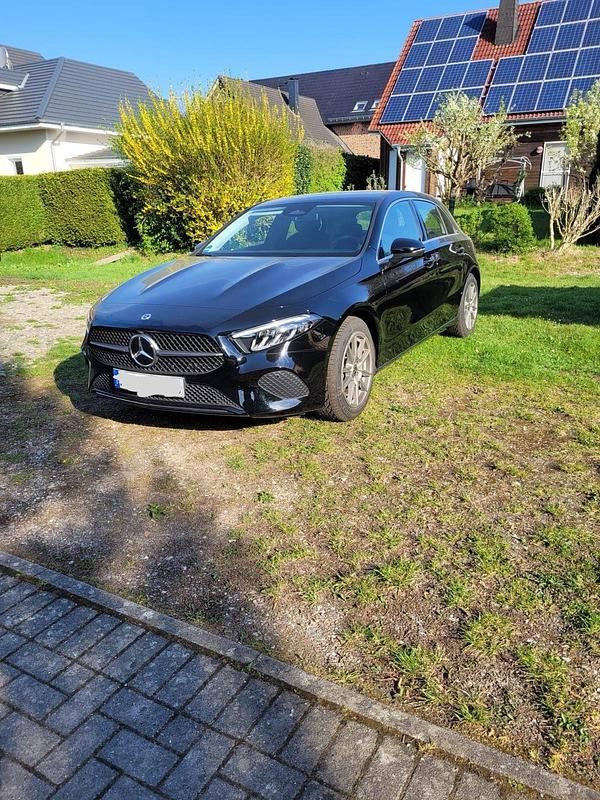 Schwarz Gebraucht 2023 Mercedes A180 Limousine | 25.500 € (Guter Preis) - Bild 1/4