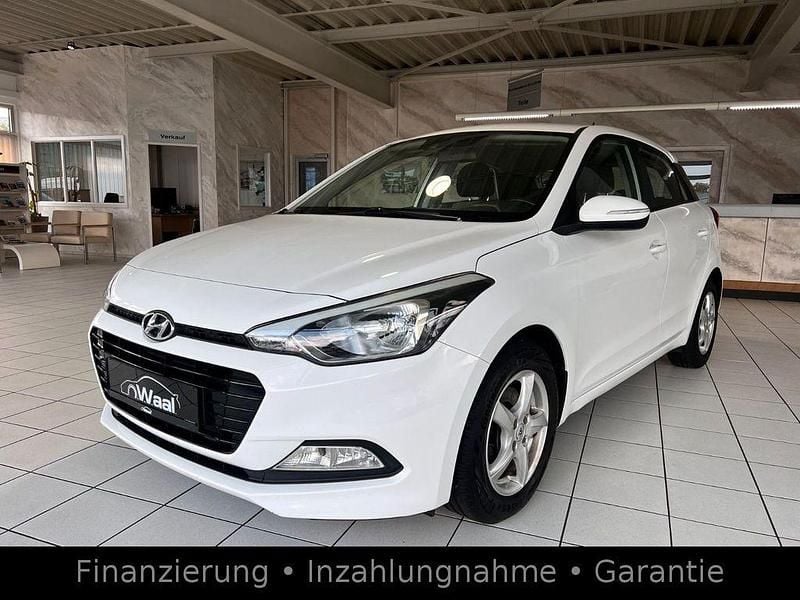 Weiß Gebraucht 2016 Hyundai i20 Trend Limousine | 7.400 € (Fairer Preis) - Bild 1/4