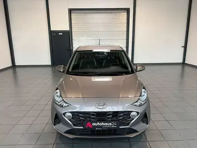 Gebraucht Hyundai i10 Trend 84 PS (61 kW) 2023 Grau Kleinwagen