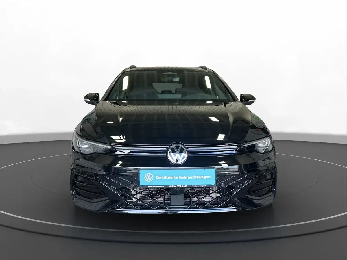 Second-hand VW Golf VIII R-line 150 CP (110 kW) 2025 Negru Break