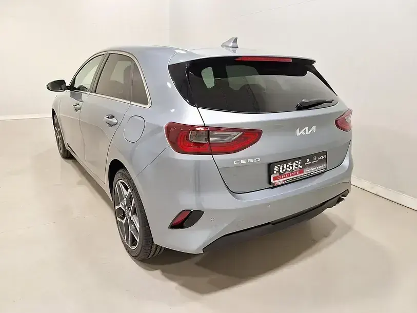 Neu Kia Ceed Style 140 PS (102 kW) 2025 Lunar silber Kleinwagen