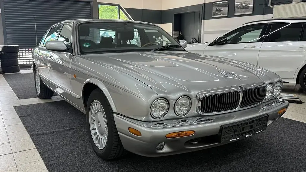 Second-hand Jaguar XJ Executive 237 CP (174 kW) 1999 Argintiu Berlinǎ