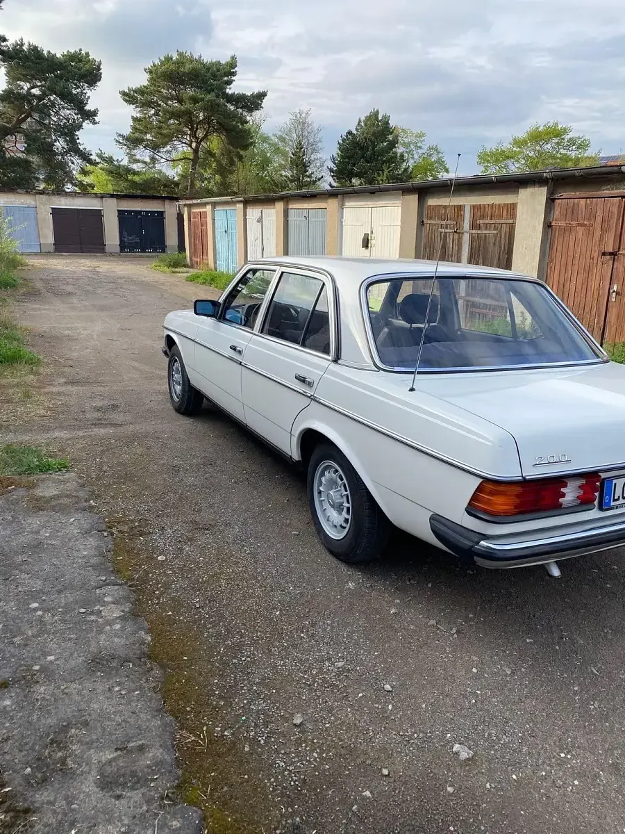 Gebraucht Mercedes 200 109 PS (80 kW) 1983 Weiß Limousine