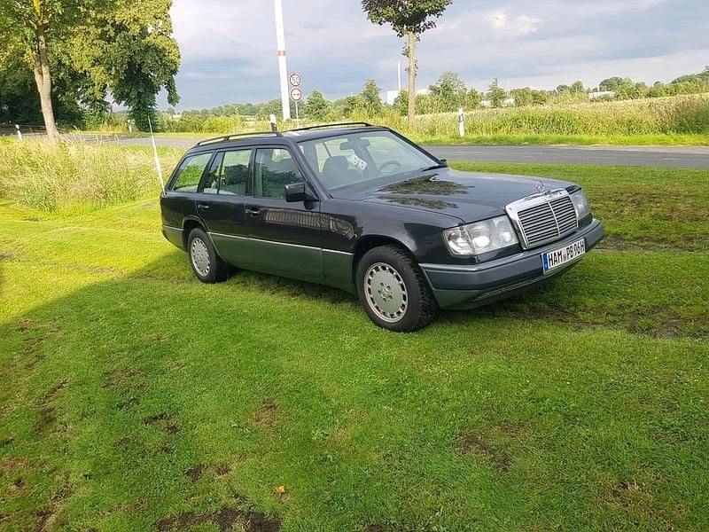 Schwarz Gebraucht 1991 Mercedes E250 Kombi | 10.000 € - Bild 1/4