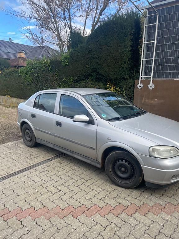 Grau Gebraucht 2001 Opel Astra Limousine | 1.000 € (Fairer Preis) - Bild 1/4
