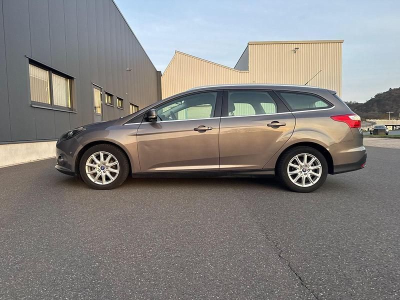 Używany Ford Focus Titanium 116 KM (85 kW) 2011 Brązowy Kombi