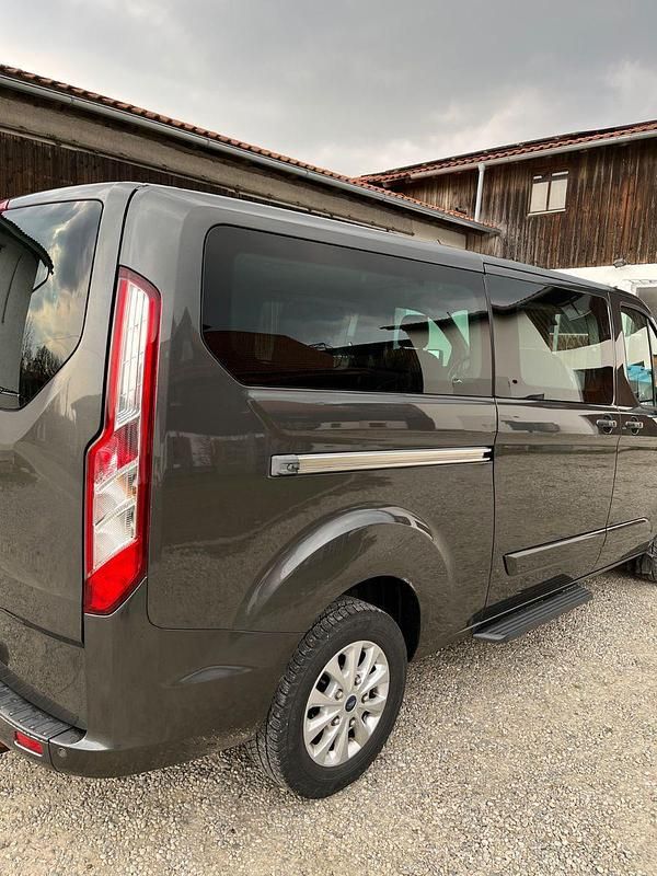 Gebraucht Ford Tourneo Titanium 155 PS (114 kW) 2015 Grau Van / Kleinbus