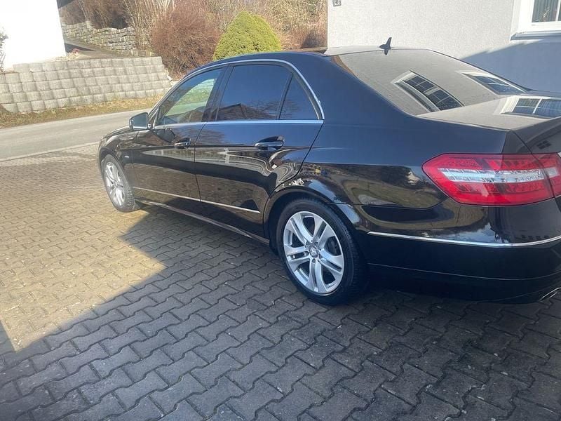 Gebraucht Mercedes E300 Avantgarde 204 PS (150 kW) 2010 Schwarz Limousine