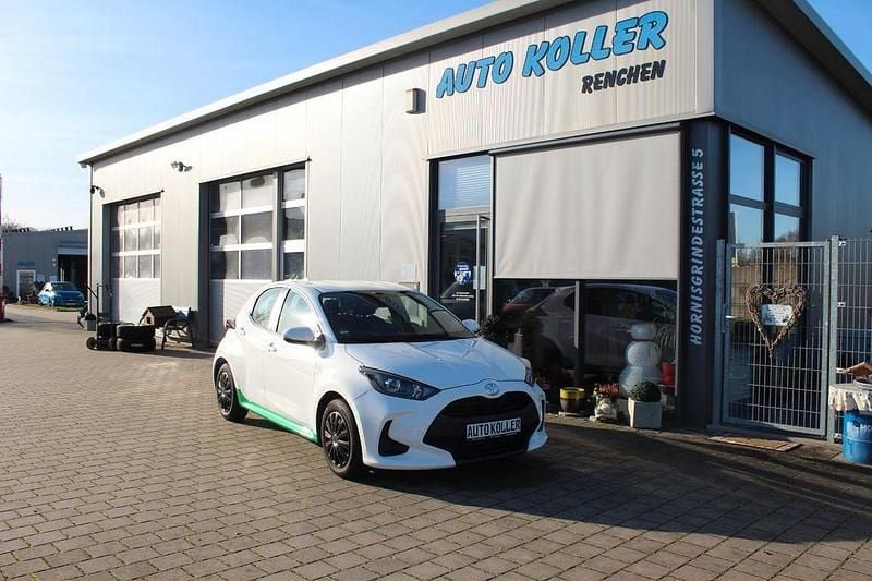 Weiß Gebraucht 2022 Toyota Yaris Comfort Limousine | 13.500 € (Fairer Preis) - Bild 1/4