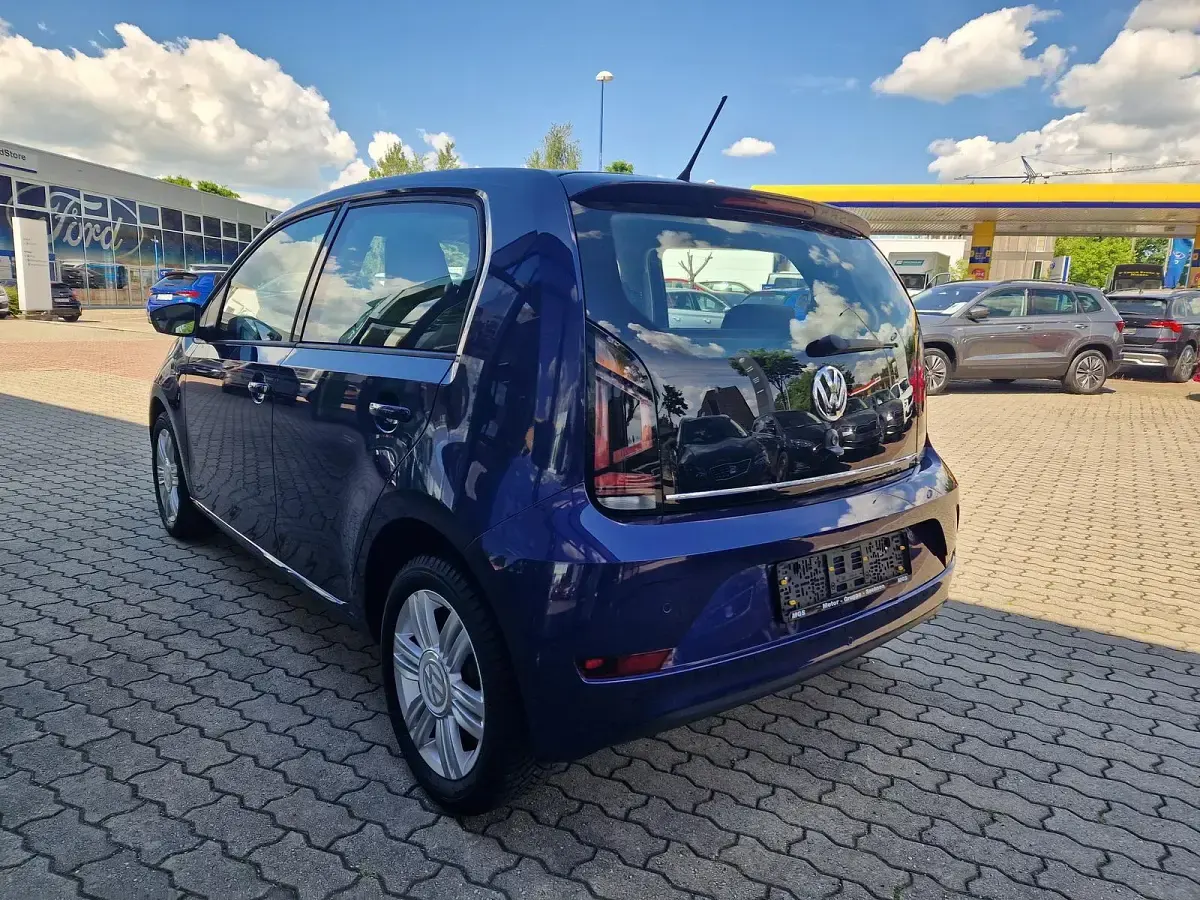 Usado VW up! high up! 60 CV (44 kW) 2018 Azul Utilitario