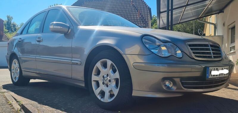 Beige Gebraucht 2004 Mercedes 220 Limousine | 5.800 € (Superpreis) - Bild 1/4