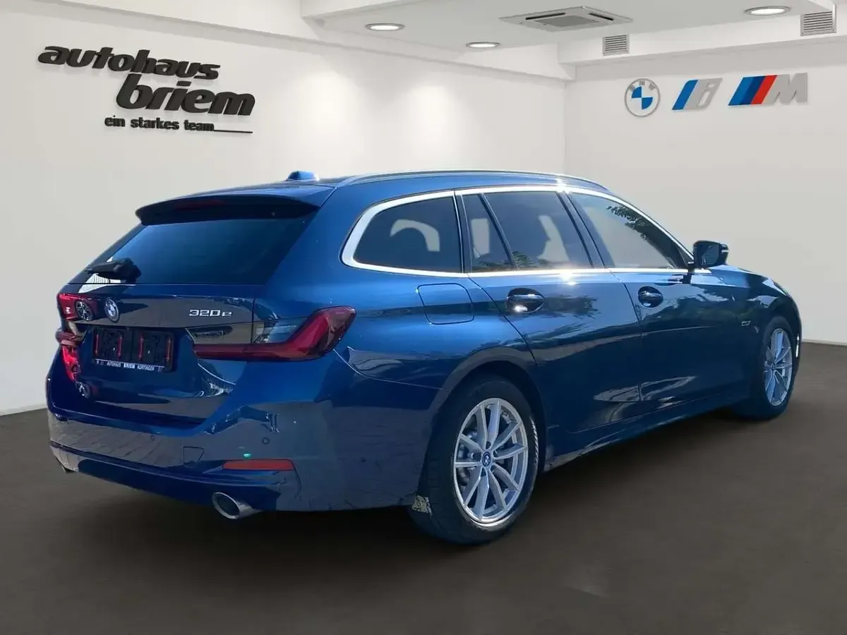 Gebraucht BMW 320e Sport Line 204 PS (150 kW) 2023 Phytonicblau Kombi