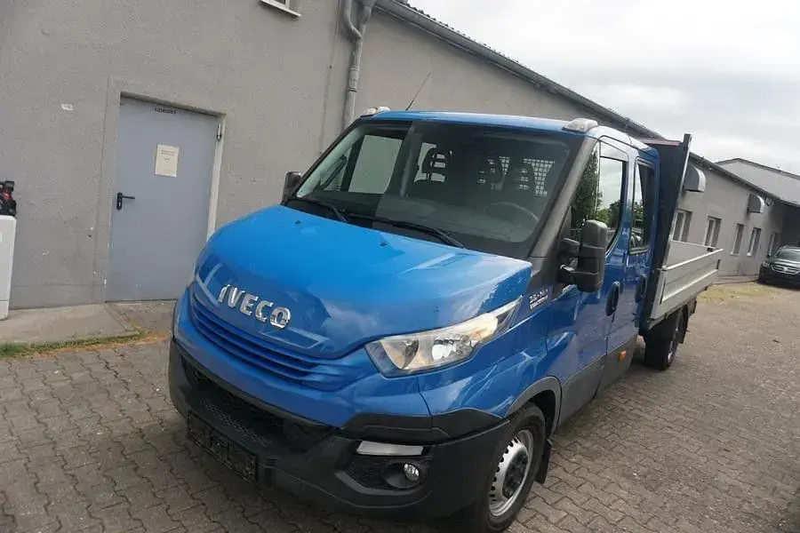 Gebraucht Iveco Daily 136 PS (100 kW) 2018 Blau Limousine