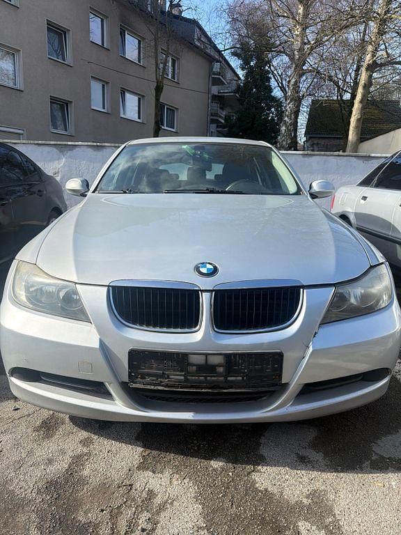 Gebraucht BMW 320 177 PS (130 kW) 2008 Schwarz Kombi