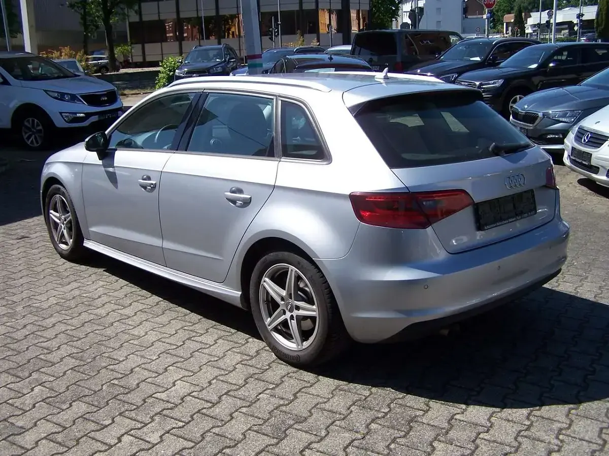 Gebraucht Audi A3 Attraction 110 PS (80 kW) 2015 Florettsilber metallic Kleinwagen