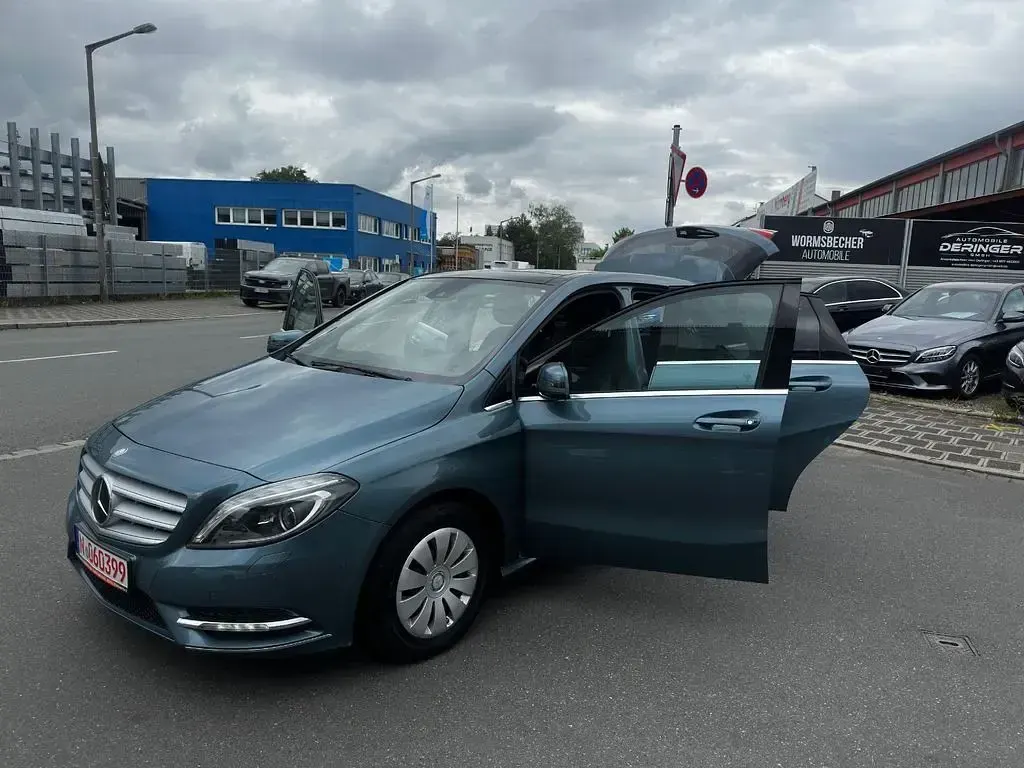 Gebraucht Mercedes B180 122 PS (89 kW) 2013 Blau Van / Kleinbus
