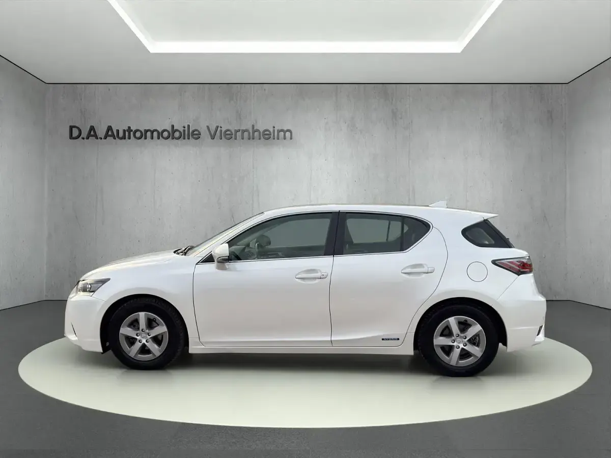 Gebraucht Lexus CT200h 136 PS (100 kW) 2017 Weiß Limousine