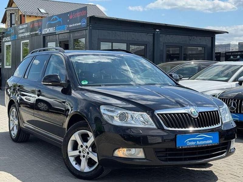 Schwarz Gebraucht 2012 Skoda Octavia Family Kombi | 7.890 € (Fairer Preis) - Bild 1/4