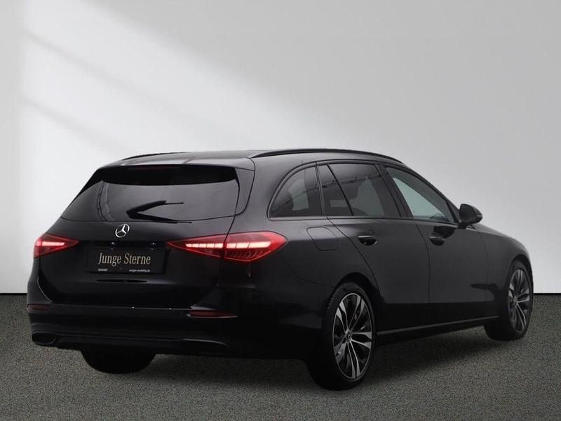 Gebraucht Mercedes C180 Avantgarde 170 PS (125 kW) 2023 Unilack schwarz Kombi