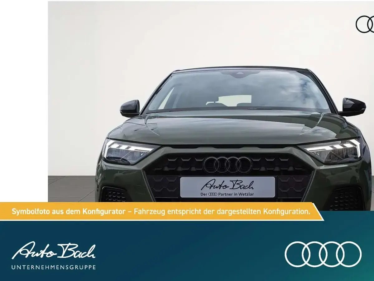 Neu Audi A1 Advanced Plus 95 PS (69 kW) 2026 Distriktgrün metallic mythossc SUV