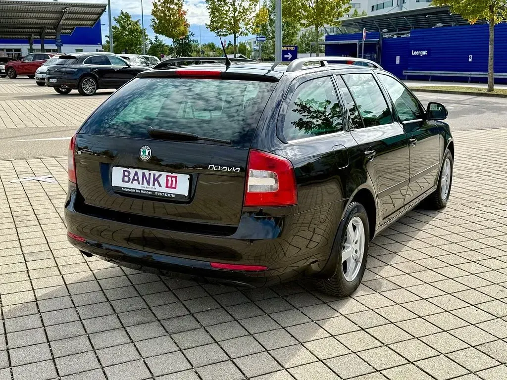 Gebraucht Skoda Octavia Ambition 105 PS (77 kW) 2012 Schwarz Kombi