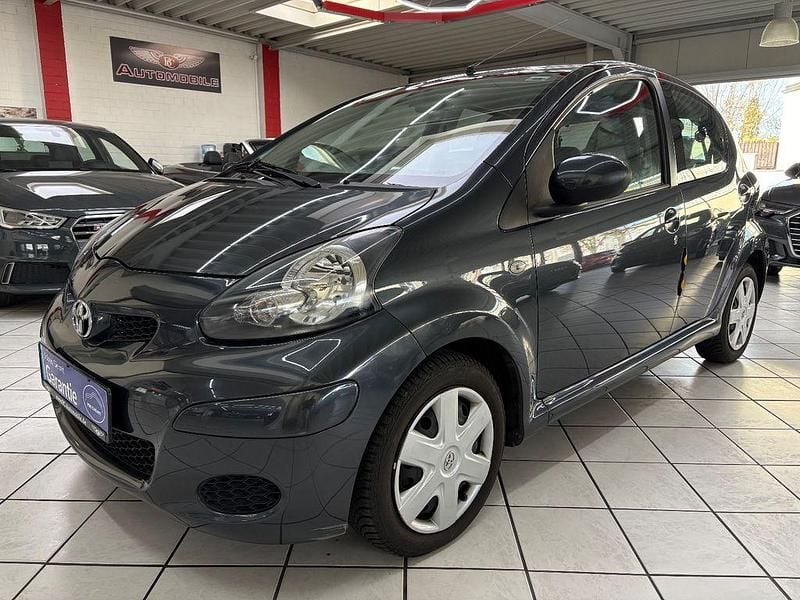 Grau Gebraucht 2009 Toyota Aygo City Kleinwagen | 6.900 € (Teuer) - Bild 1/4