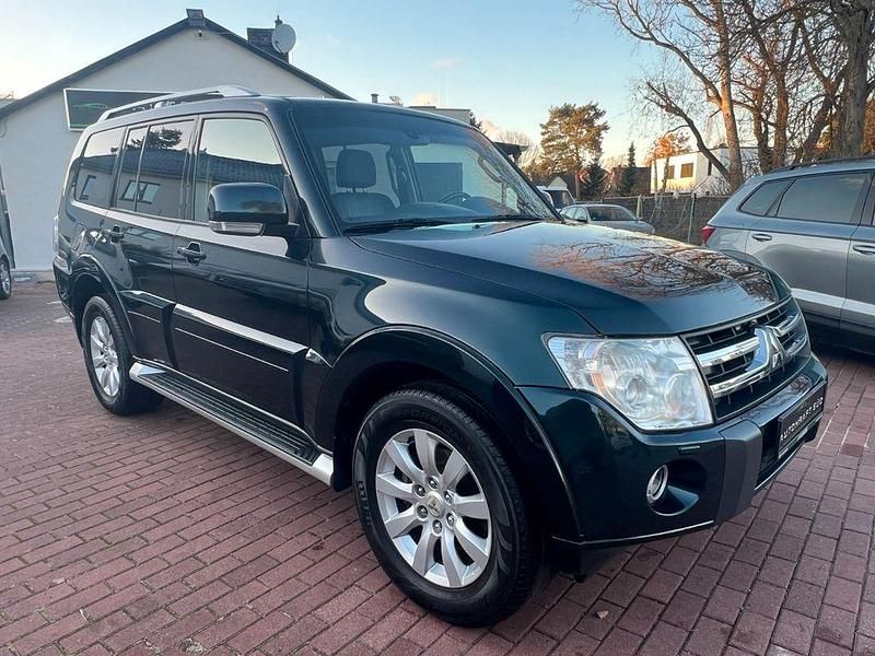 Grün Gebraucht 2010 Mitsubishi Pajero Instyle SUV | 14.450 € (Fairer Preis) - Bild 1/4