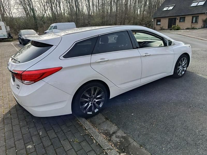 Gebraucht Hyundai i40 Edition 141 PS (103 kW) 2015 Weiß Limousine
