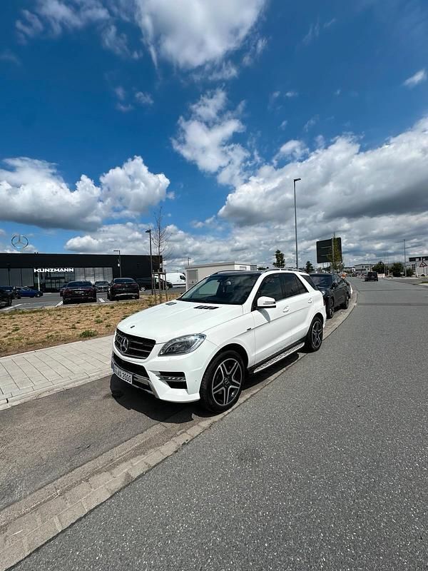 Weiß Gebraucht 2013 Mercedes ML350 AMG line SUV | 21.000 € (Fairer Preis) - Bild 1/4