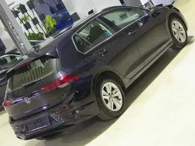 Gebraucht VW Golf VIII Life 150 PS (110 kW) 2024 Deep black pearlescent Limousine