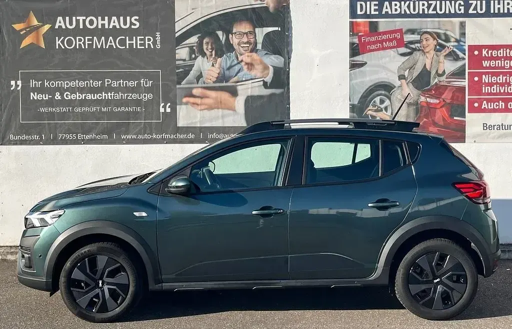 Gebraucht Dacia Sandero Expression 91 PS (66 kW) 2024 Grün (metallic) Kleinwagen
