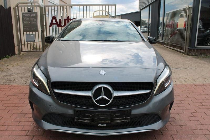 Grau Gebraucht 2016 Mercedes A180 Kleinwagen | 8.999 € (Superpreis) - Bild 1/4