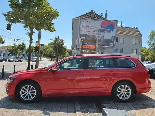 Gebraucht VW Passat 122 PS (89 kW) 2022 Rot Kombi