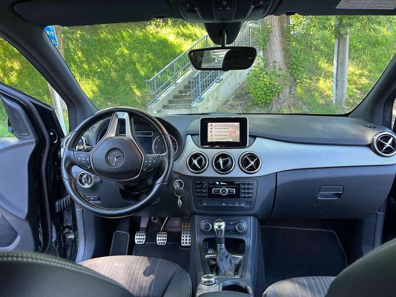 Schwarz Gebraucht 2013 Mercedes B180 Van / Kleinbus | 8.700 € (Guter Preis) - Bild 1/4