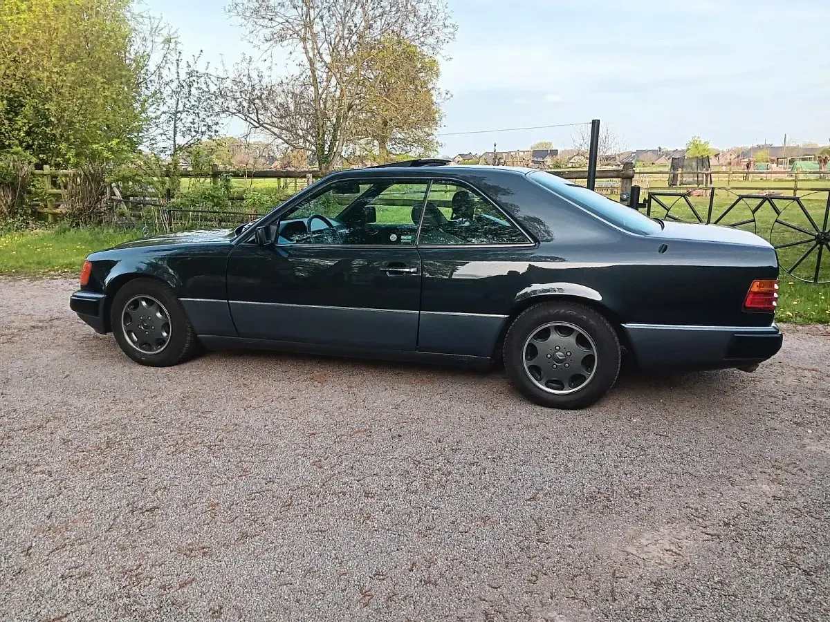 Second-hand Mercedes E300 220 CP (161 kW) 1990 Gri Coupe