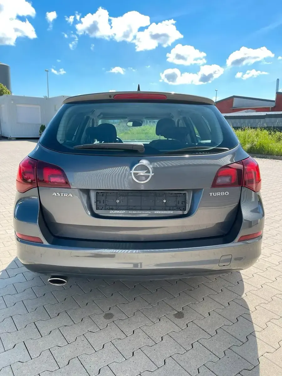 Gebraucht Opel Astra 140 PS (102 kW) 2011 Grau Kombi
