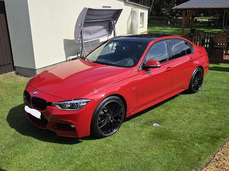 Rot Gebraucht 2016 BMW 320 M Sport Limousine | 28.000 € - Bild 1/4