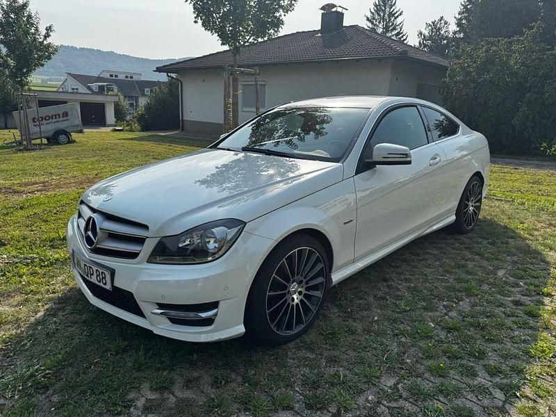 Weiß Gebraucht 2012 Mercedes C220 AMG Coupé | 3.900 € - Bild 1/4