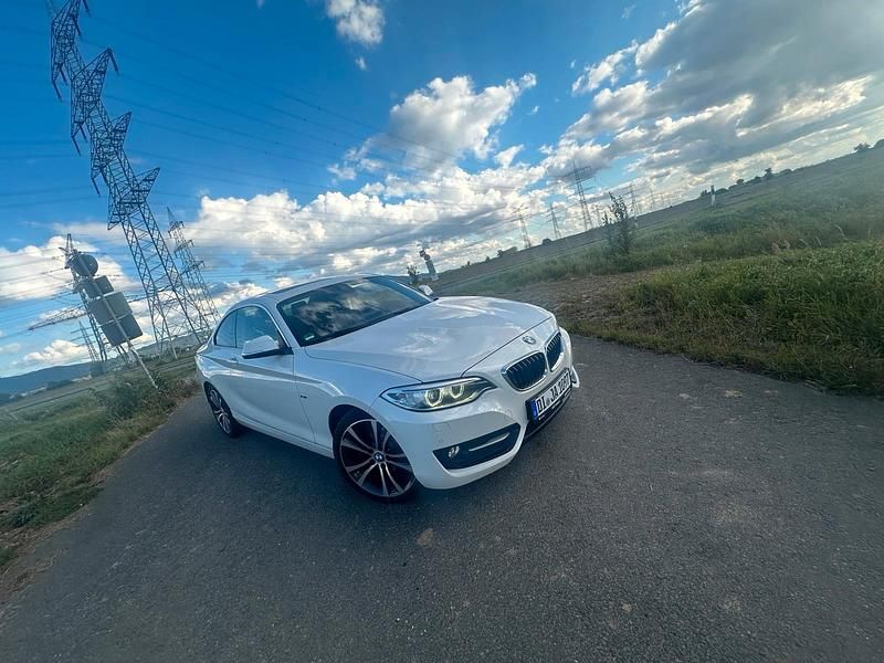 Weiß Gebraucht 2014 BMW 225 Sport Line Coupé | 17.600 € (Teuer) - Bild 1/4