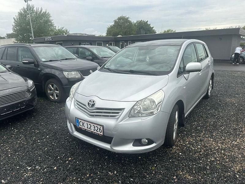Silber Gebraucht 2011 Toyota Verso Life Van / Kleinbus | 2.800 € (Guter Preis) - Bild 1/4