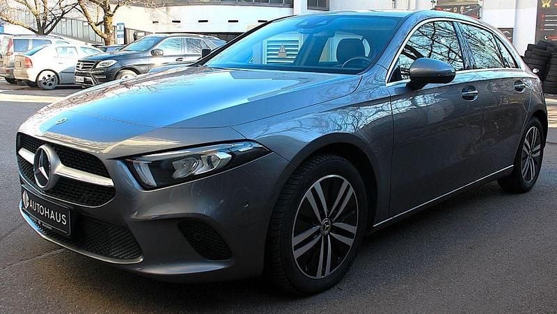 Grau Gebraucht 2021 Mercedes A200 Urban Limousine | 21.999 € (Superpreis) - Bild 1/4