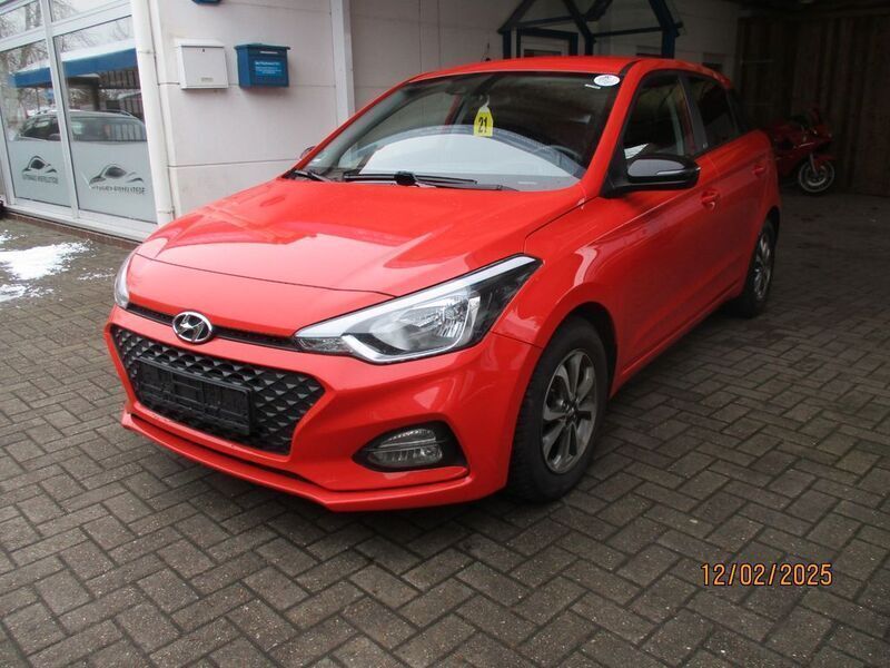 Rot Gebraucht 2020 Hyundai i20 Advantage Limousine | 10.990 € (Etwas zu teuer) - Bild 1/4