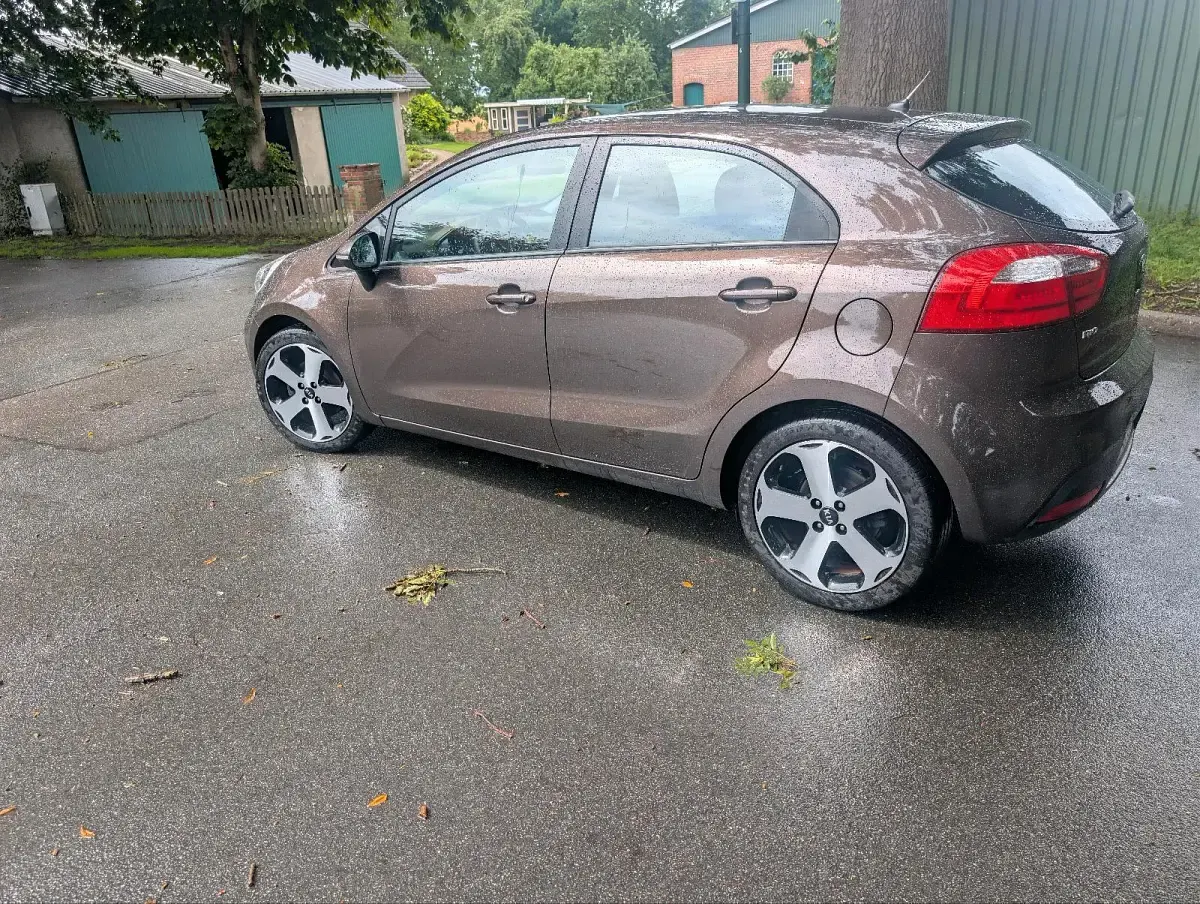 Gebraucht Kia Rio 110 PS (80 kW) 2013 Braun Kleinwagen