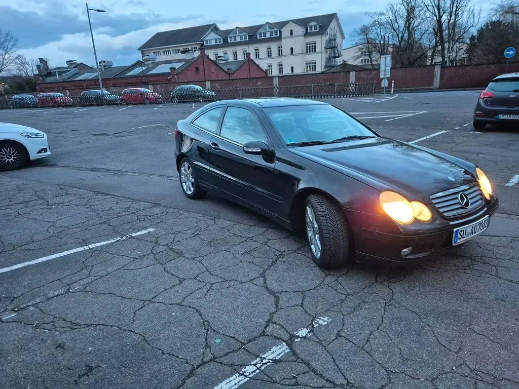 Gebraucht Mercedes C180 129 PS (94 kW) 2002 Schwarz Coupé