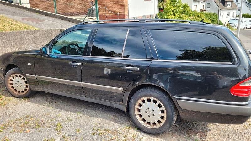 Gebraucht Mercedes E320 Elegance 224 PS (164 kW) 1998 Schwarz Limousine
