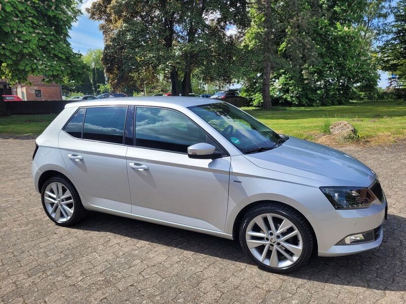 Silber Gebraucht 2017 Skoda Fabia Clever Limousine | 6.999 € (Fairer Preis) - Bild 1/4